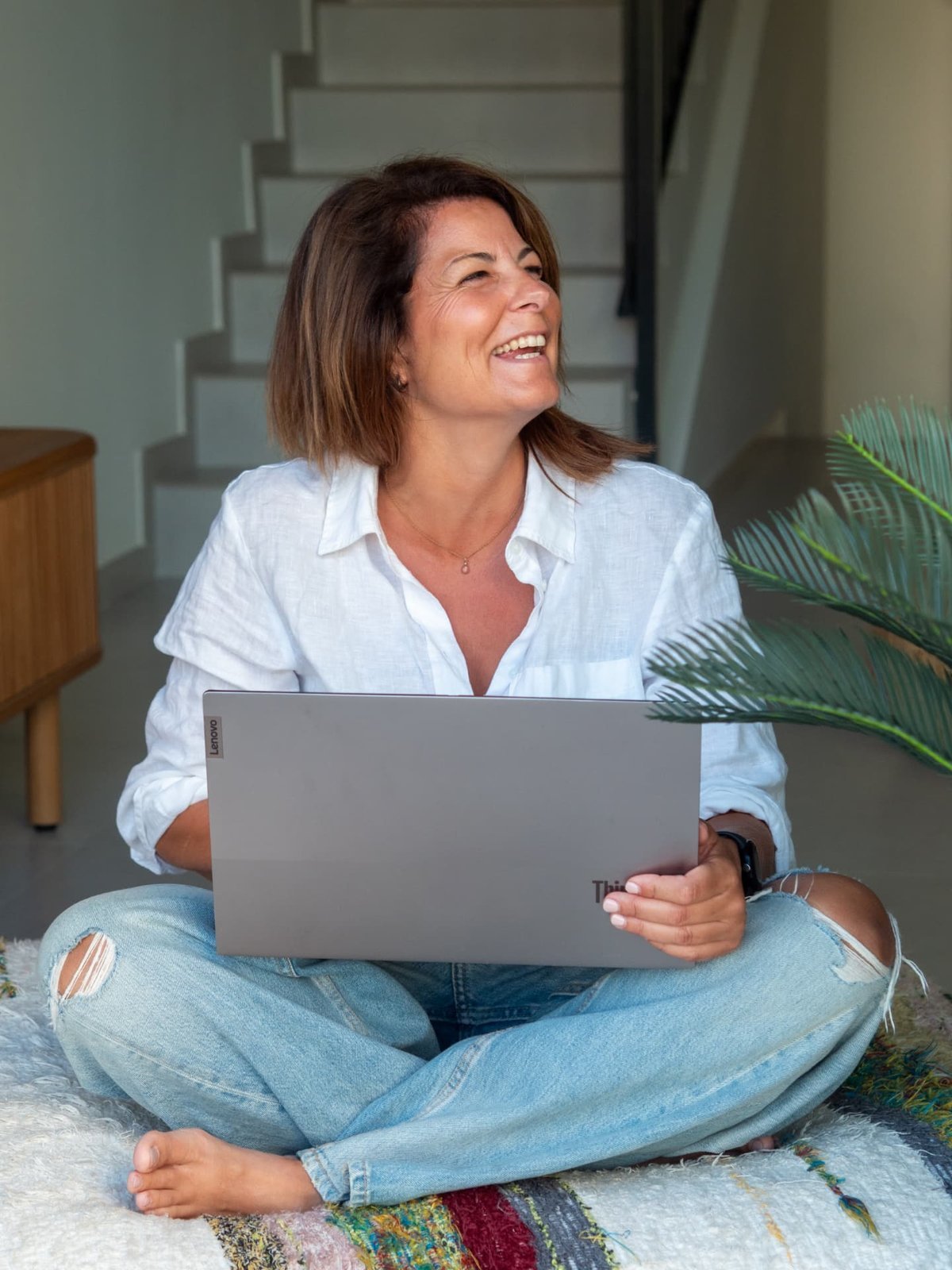 Aan het werk met een laptop
